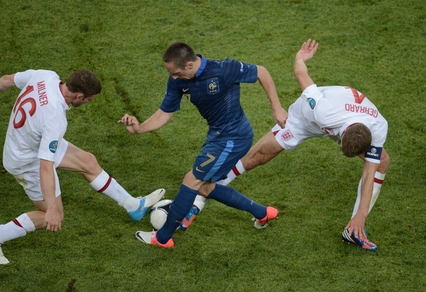 Tuyển Anh chơi chặt chẽ và tích cực khóa chặt ngòi nổ Ribery.